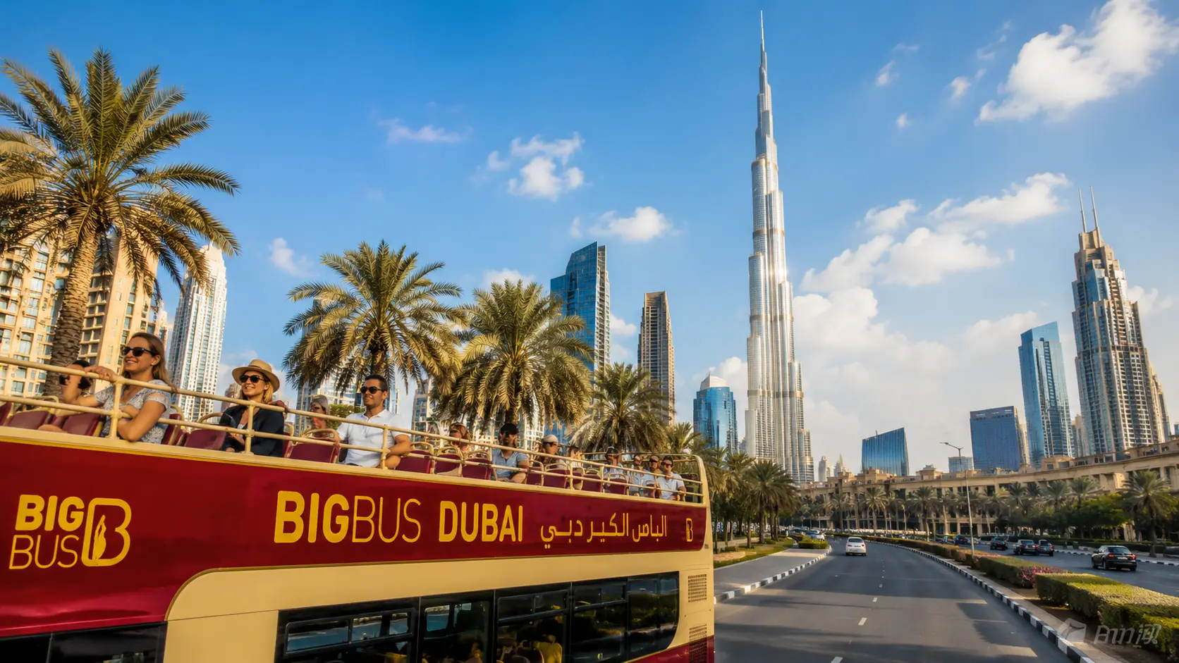 Dubai Reiseführer Tipp, sonnige Stadtrundfahrt mit offenem Tourbus, Palmen und Blick auf die Skyline rund um den Burj Khalifa