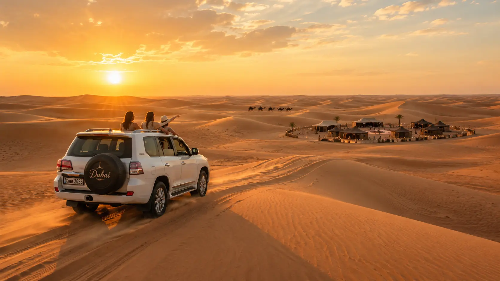 Dubai Wüstensafari im goldenen Abendlicht mit Geländewagen, weiten Sanddünen, Kamelen und einem kleinen Wüstencamp in der Ferne